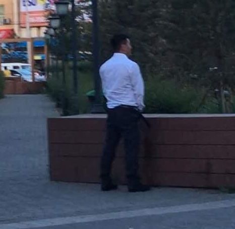 Олон нийтийн газар бие зассан эрэгтэйг ажлаас нь халжээ